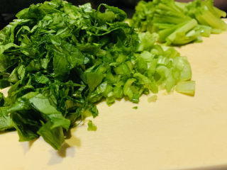 2、芥菜饭,芥菜洗净，切碎；