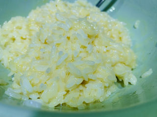 5、芥菜饭,将米饭和蛋搅拌均匀；