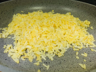 7、芥菜饭,米饭炒至颗粒分明；