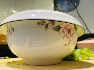 16、芥菜饭,拿一个盘子盖上面，然后大碗倒扣过来；