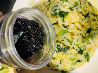 17、芥菜饭,表面撒些芝麻；