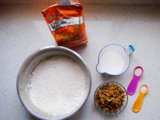 2、葡萄干司康,配料分别称好备用。