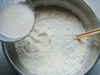 6、葡萄干司康,倒入融化好的酵母粉牛奶。