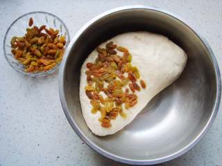 11、葡萄干司康,按扁后再铺上一半的葡萄干。