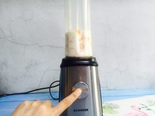 7、芒果奶昔+夏天的味道,倒扣在果汁机上拧紧，摁启动键开始工作