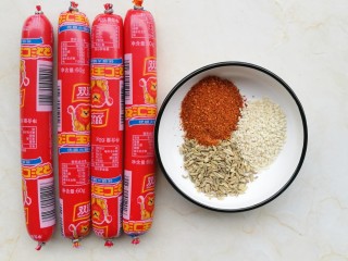 1、香辣孜然火腿,准备好所有食材。