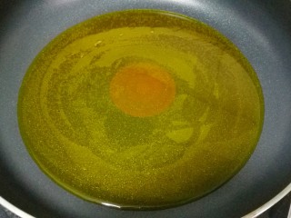 3、香辣孜然火腿,锅中油烧热。