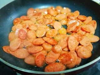 5、香辣孜然火腿,至变色变硬。