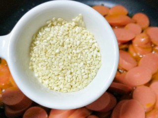 6、香辣孜然火腿,加入熟白芝麻。