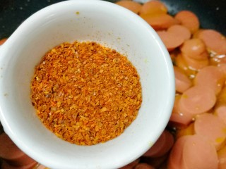 8、香辣孜然火腿,辣椒粉。