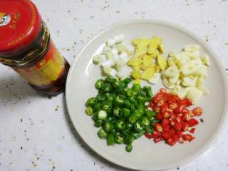 2、干锅土豆片,青红辣椒切段,姜切片,蒜切块,大葱葱白切段,大葱叶切长段备用。