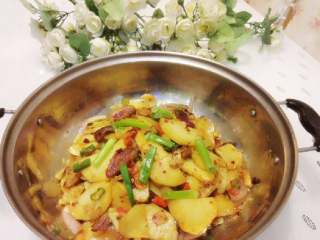 9、干锅土豆片,将炒好的土豆盛在洋葱表面既可。