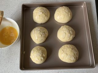 8、豆沙小餐包,刷一层薄薄的蛋液，撒杏仁片