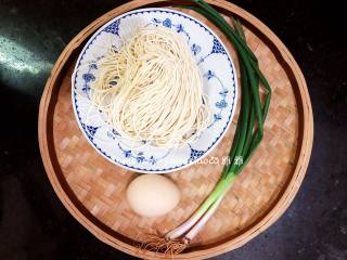 1、鸡蛋面,准备好面条，鸡蛋和葱