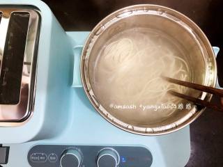 6、鸡蛋面,水烧开，把面条放入锅中，煮至面条浮面
