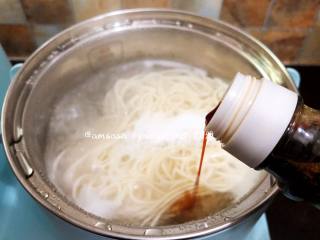 8、鸡蛋面,一点点生抽