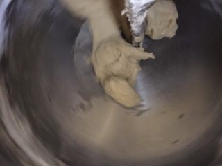 1、奶香北海道,首先把面粉，砂糖，酵母，奶粉，鸡蛋，水倒入和面机 打至光滑，加入黄油与盐 。打至九成劲 取出