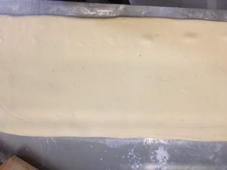 5、奶香北海道,包完油之后擀至长方形 