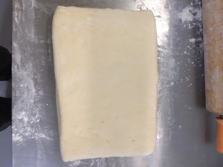8、奶香北海道,对折以后这就是一个四了 再同上再来一次 就是两个四了  对折完以后擀至长方形  最好冷藏半个小时 便于操作