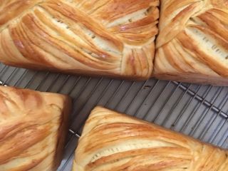 16、奶香北海道,出来了 要凉之后再吃哦 热面包吃了对身体不好 