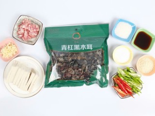 1、木耳炒豆腐,准备好食材,木耳提前泡发,豆腐切块,肉切末,尖椒切丝
