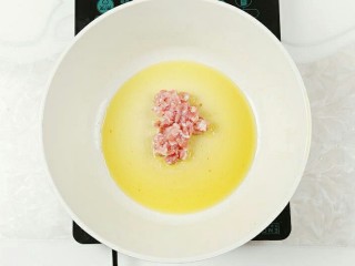 6、木耳炒豆腐,锅内留油,倒入肉末