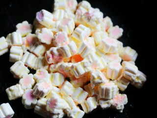 3、浪漫气息爆棚的蔓越莓牛轧糖,倒入棉花糖。