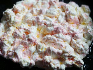 4、浪漫气息爆棚的蔓越莓牛轧糖,搅拌至溶化开始拉丝状。