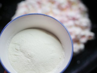 5、浪漫气息爆棚的蔓越莓牛轧糖,倒入奶粉继续拌匀。