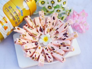 9、浪漫气息爆棚的蔓越莓牛轧糖,超浪漫的蔓越莓就做好啦。