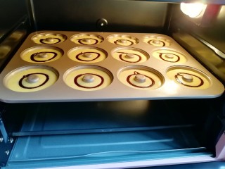 10、双色甜甜圈,送入预热好的烤箱。