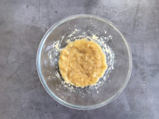 1、香蕉巧克力豆蛋糕,把香蕉放入碗里捣碎，加入一个鸡蛋，搅拌均匀，用熟透的香蕉比较甜