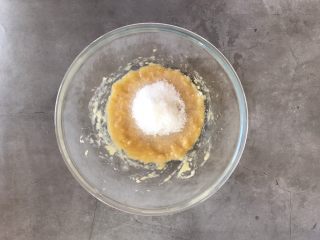 2、香蕉巧克力豆蛋糕,加入白砂糖