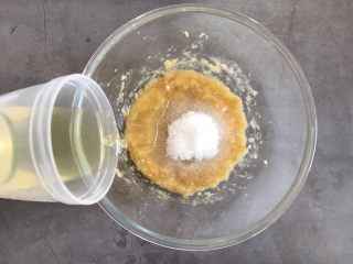 3、香蕉巧克力豆蛋糕,加入玉米油