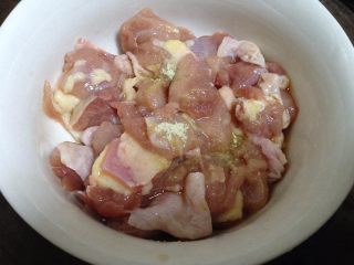 2、鸡丁炒土豆,加盐、白胡椒粉、料酒抓匀腌制20分钟