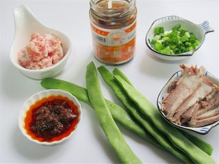 2、肉末酱香豆角面,先准备好所有食材,煮好的羊肉切片