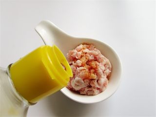 3、肉末酱香豆角面,猪肉泥加淀粉和生抽抓匀腌制5分钟