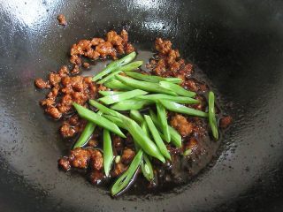 8、肉末酱香豆角面,倒入宽豆角干炒片刻,豆角入味上色熟透即可,注意豆角一定要炒熟,半生吃容易腹泻