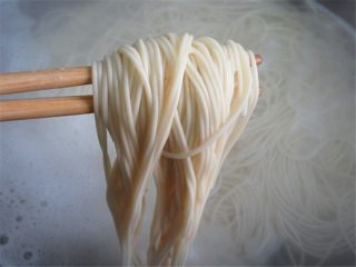 9、肉末酱香豆角面,另起一锅烧开水煮面条煮开就快速关火捞出,这时候面条时八分熟