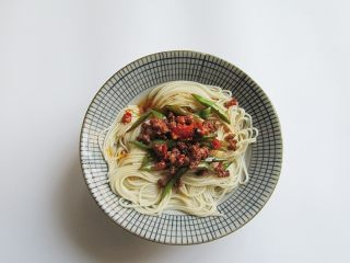 10、肉末酱香豆角面,装入面碗内,夹上羊肉片、炒好的肉末豆角码好