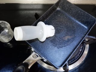 2、卡通狮子蛋烧便当「12」,蛋烧锅抹少许油