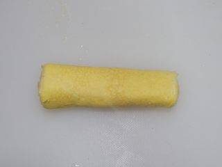 8、卡通狮子蛋烧便当「12」,取出，放在菜板上凉至不烫手。