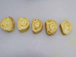 9、卡通狮子蛋烧便当「12」,切成合适厚度的小块。