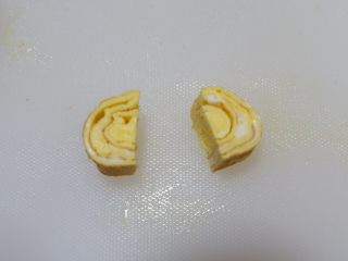 10、卡通狮子蛋烧便当「12」,在对半切开备用