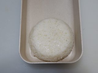 13、卡通狮子蛋烧便当「12」,扣入便当盒中。米饭边缘到饭盒边缘之间要有1CM的缝隙。