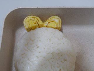 14、卡通狮子蛋烧便当「12」,将切好的蛋烧填进去。