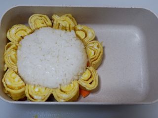 15、卡通狮子蛋烧便当「12」,依次围绕一圈填好