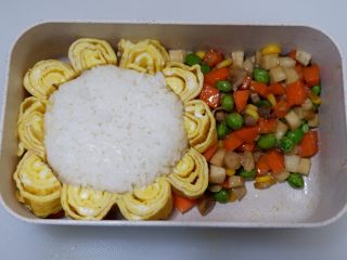 16、卡通狮子蛋烧便当「12」,先装入部分配菜。