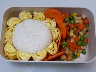 17、卡通狮子蛋烧便当「12」,切几片胡萝卜作为支撑隔菜板。