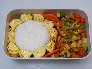 18、卡通狮子蛋烧便当「12」,在把剩余的配菜填满饭盒。